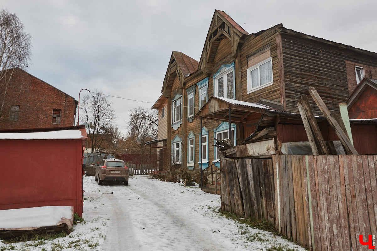 Прогулялись по владимирским улицам и посмотрели свежим взглядом на примечательные деревянные дома