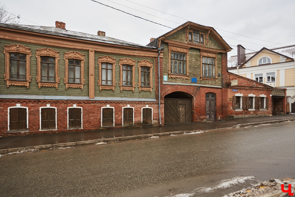 Прогулялись по владимирским улицам и посмотрели свежим взглядом на примечательные деревянные дома