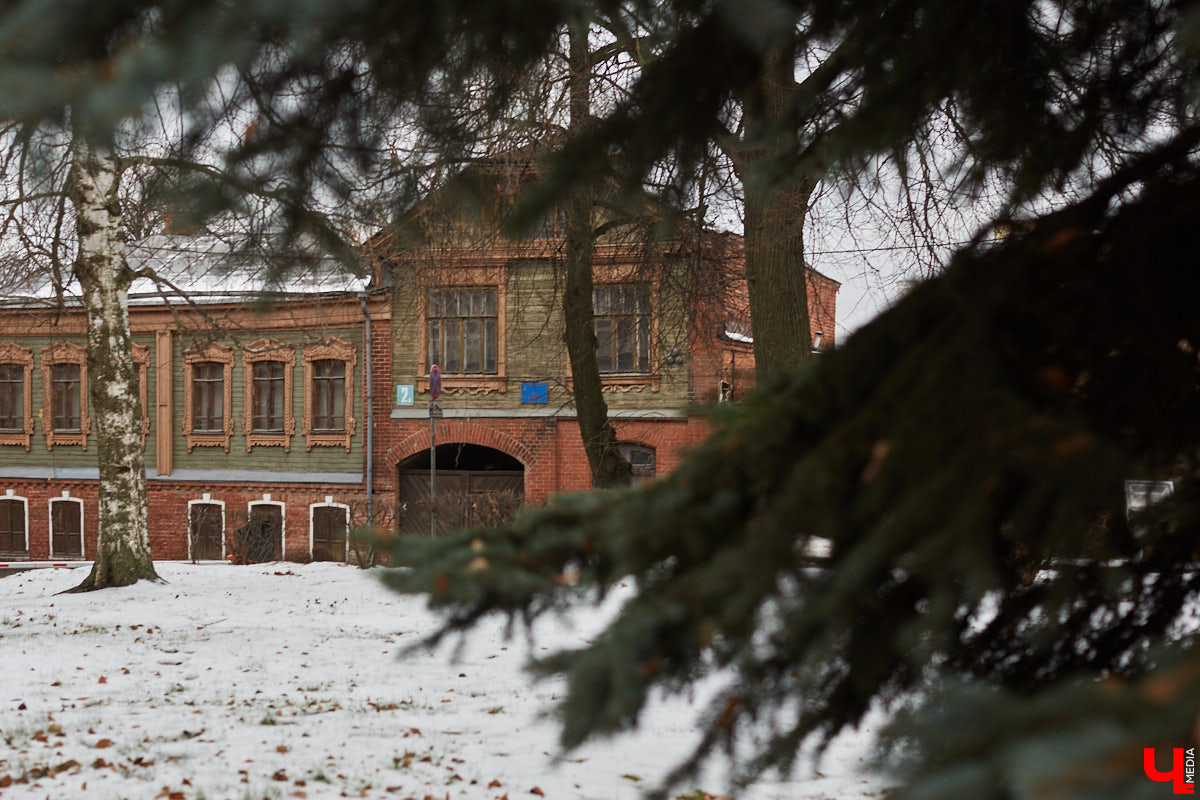 Прогулялись по владимирским улицам и посмотрели свежим взглядом на примечательные деревянные дома