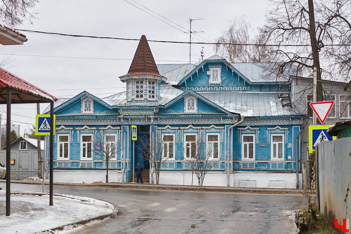 Прогулялись по владимирским улицам и посмотрели свежим взглядом на примечательные деревянные дома