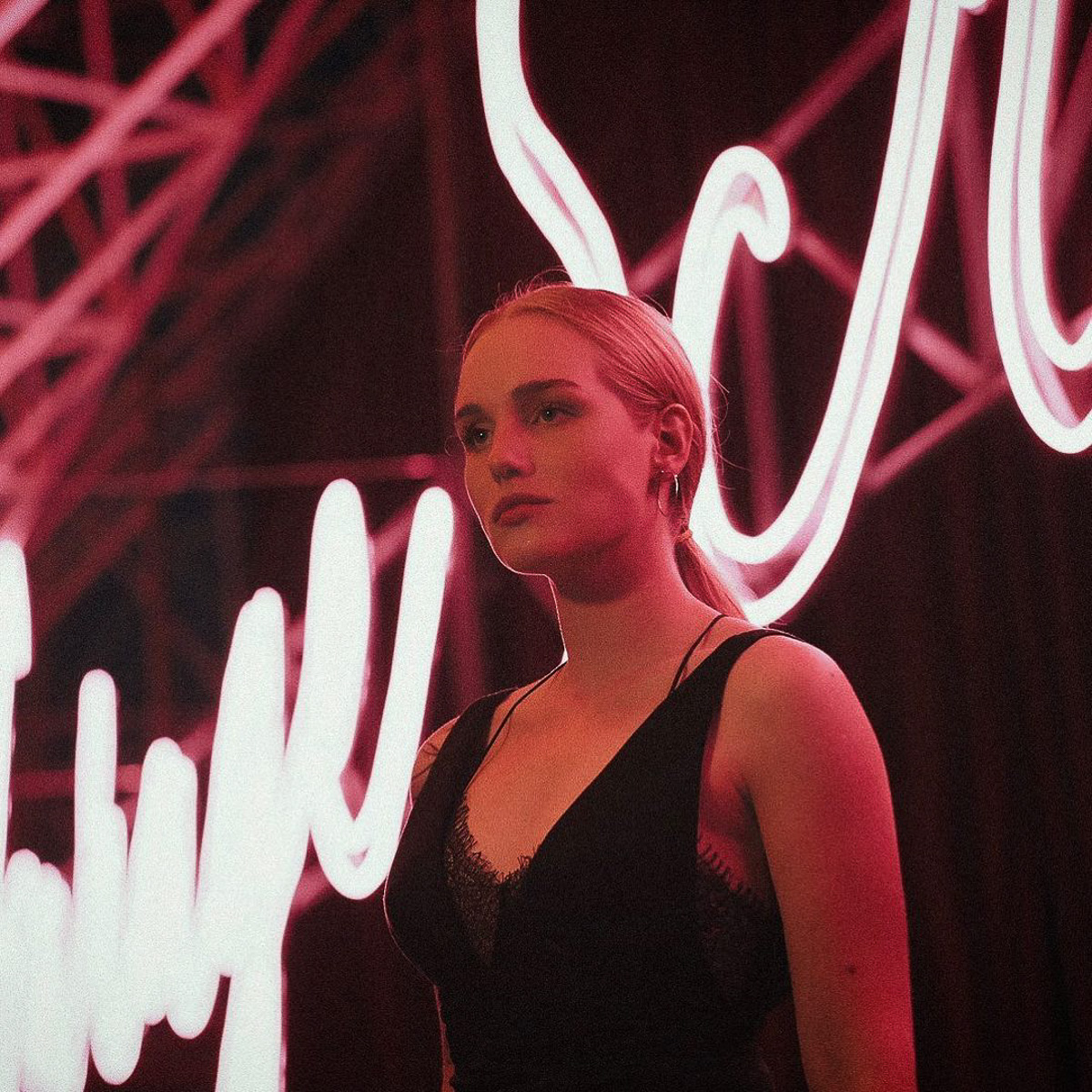 Молодая актриса Ирина Савакова родом из Суздаля. В российском сериале «Доктор Преображенский» она сыграла Люсю, любовницу главного героя. Была ли близка ей эта роль и как строит карьеру в Москве артистка из провинции?