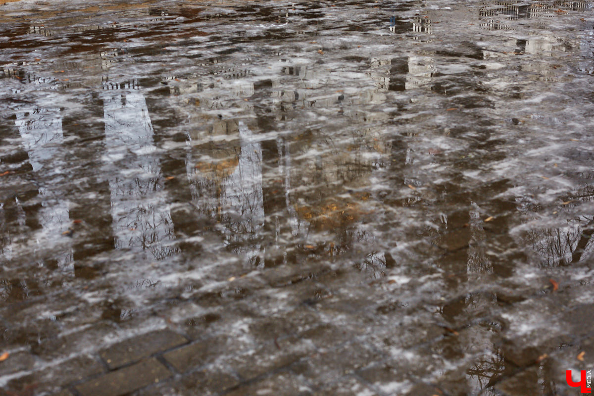 Традиционный каток в парке «Липки» готовят к открытию. И привычный уже праздник готовят