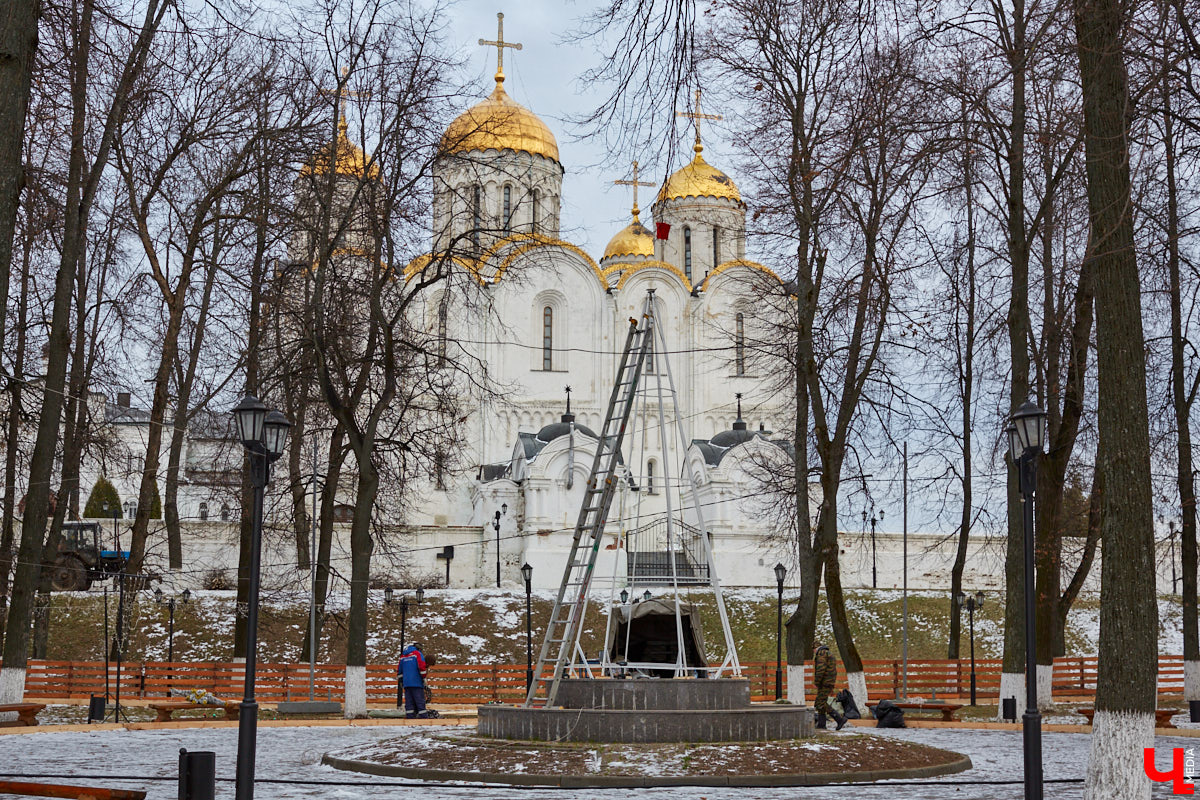 Традиционный каток в парке «Липки» готовят к открытию. И привычный уже праздник готовят
