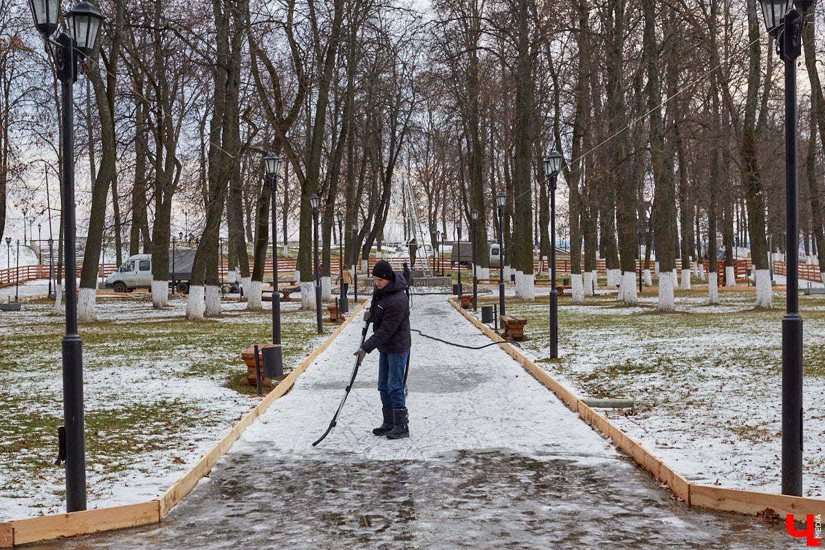 Традиционный каток в парке «Липки» готовят к открытию. И привычный уже праздник готовят