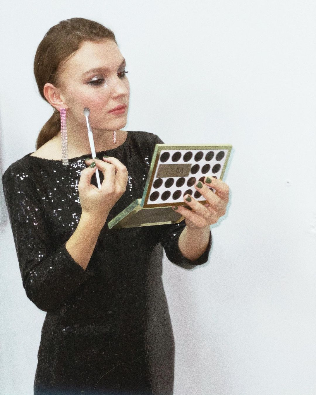 Кожа в холодное время года требует особого внимания. Учимся подбирать и правильно наносить уходовые средства, чтобы сиять даже без макияжа