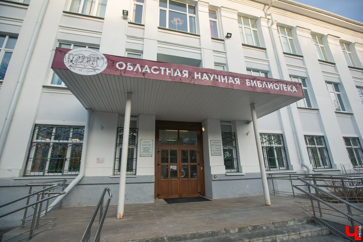 Социальная дистанция уровня 2020. Теперь владимирцы могут круглосуточно сдавать книги в областной научной библиотеке, ведь вместо людей издания принимает умная машина