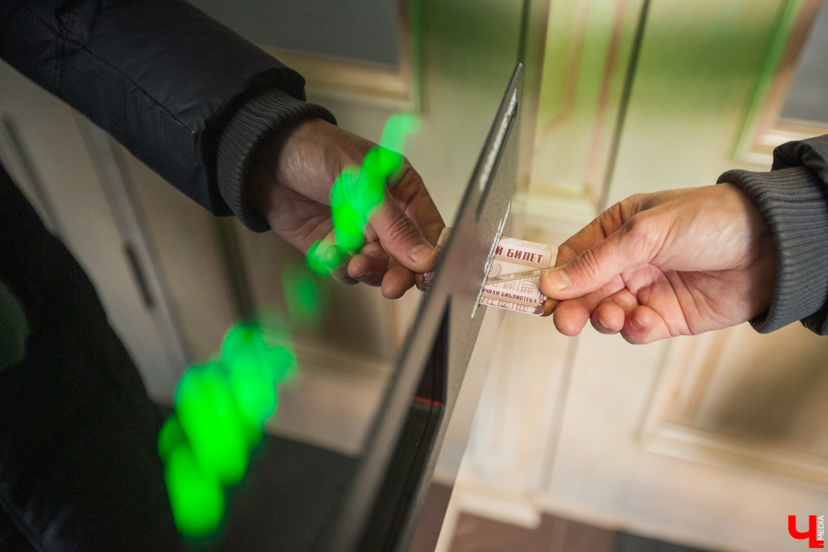 Социальная дистанция уровня 2020. Теперь владимирцы могут круглосуточно сдавать книги в областной научной библиотеке, ведь вместо людей издания принимает умная машина