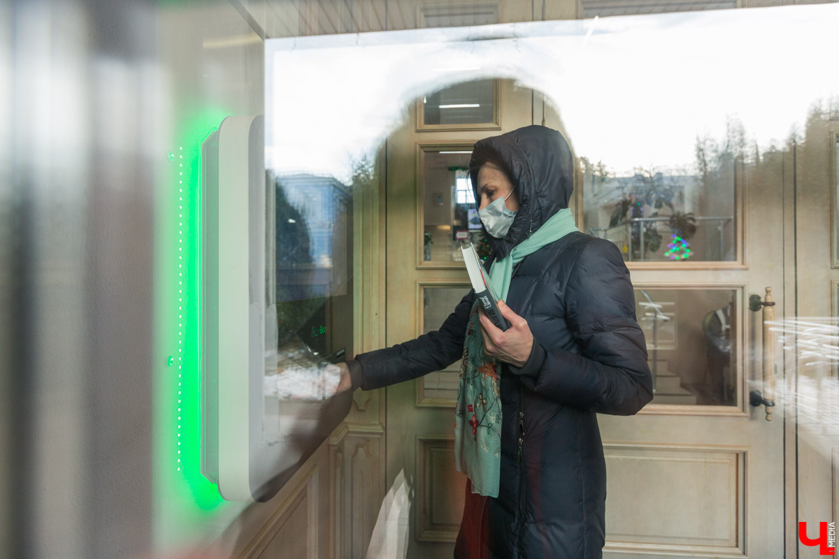 Социальная дистанция уровня 2020. Теперь владимирцы могут круглосуточно сдавать книги в областной научной библиотеке, ведь вместо людей издания принимает умная машина