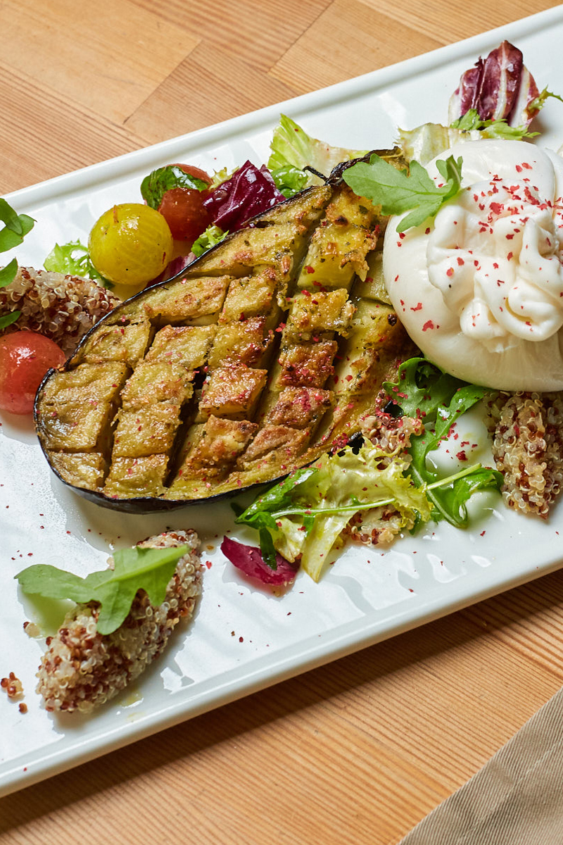 Бренд-шеф кулинарной студии Roulet Дмитрий Орловский убедил координатора проекта «Лиза Алерт» Валентину Савинову, что месить тесто не так и страшно