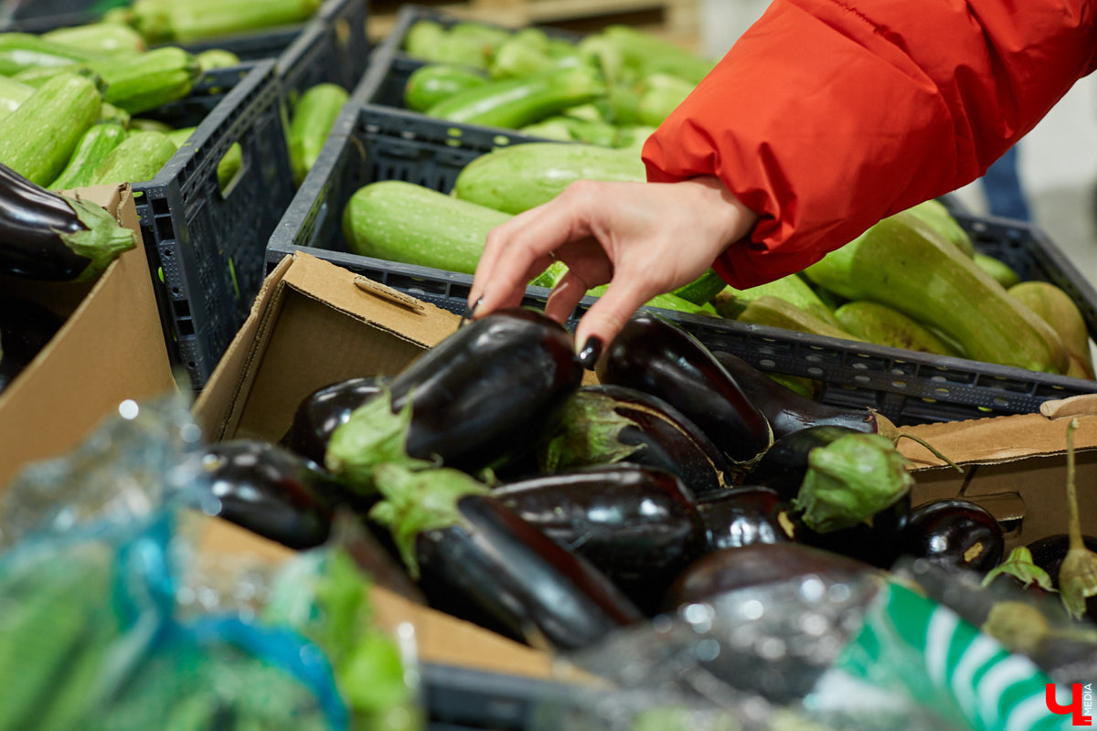 Шеф Roulet и книжный блогер приготовили вегетарианский салат для приличного человека: с киноа, ажурным баклажаном и огненными черри