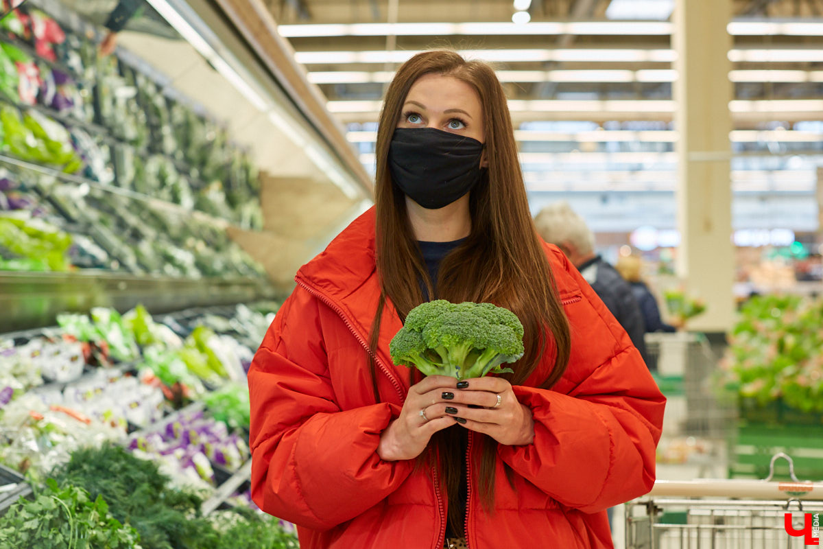 Шеф Roulet и книжный блогер приготовили вегетарианский салат для приличного человека: с киноа, ажурным баклажаном и огненными черри