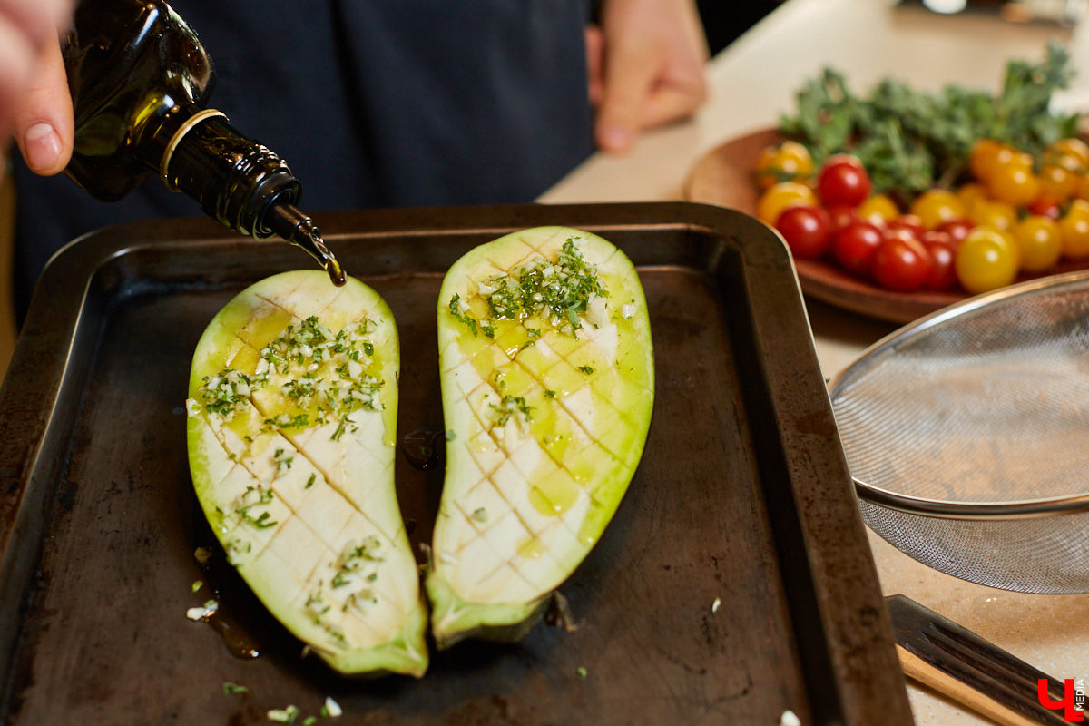 Шеф Roulet и книжный блогер приготовили вегетарианский салат для приличного человека: с киноа, ажурным баклажаном и огненными черри