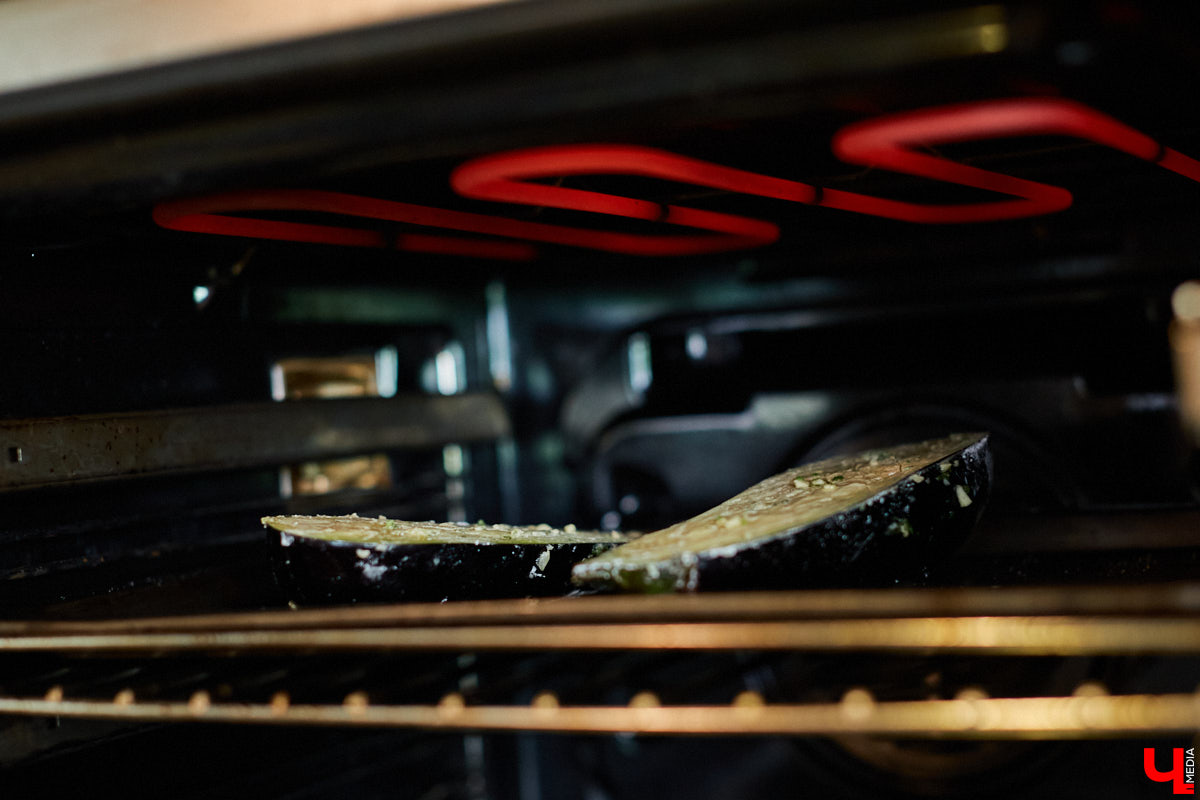 Шеф Roulet и книжный блогер приготовили вегетарианский салат для приличного человека: с киноа, ажурным баклажаном и огненными черри