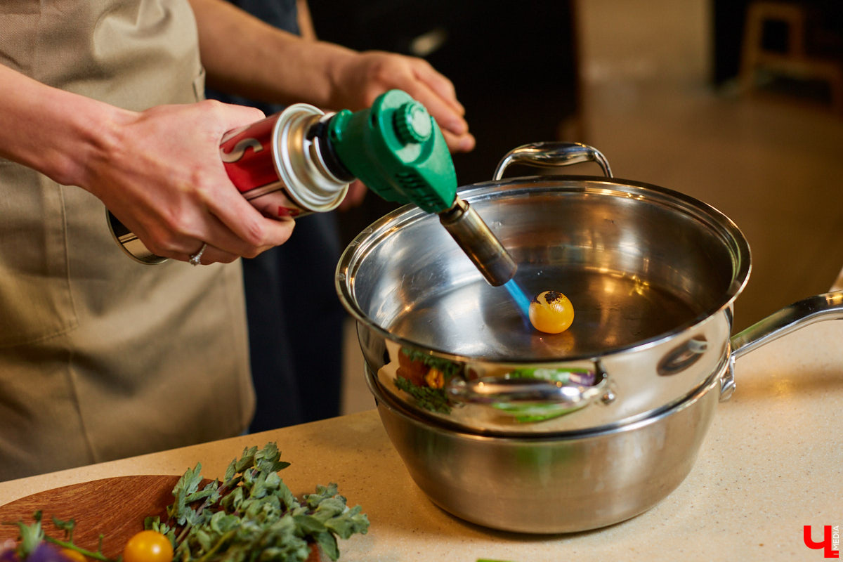 Шеф Roulet и книжный блогер приготовили вегетарианский салат для приличного человека: с киноа, ажурным баклажаном и огненными черри