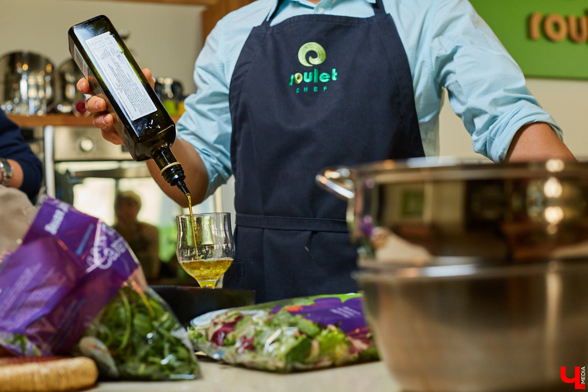 Шеф Roulet и книжный блогер приготовили вегетарианский салат для приличного человека: с киноа, ажурным баклажаном и огненными черри