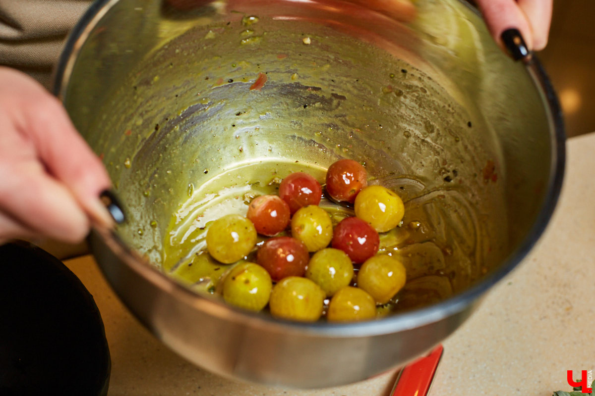 Шеф Roulet и книжный блогер приготовили вегетарианский салат для приличного человека: с киноа, ажурным баклажаном и огненными черри