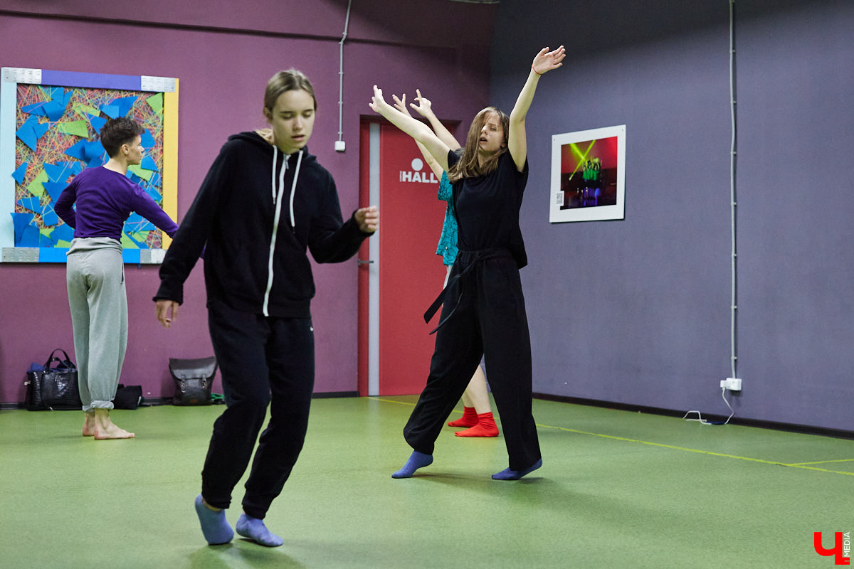 Во Владимир с мастер-классом приезжал Ярослав Францев — танцовщик из Москвы и автор методики Play Body Mind. Получилось ли через медитацию, тело и звук проработать невыраженные чувства?