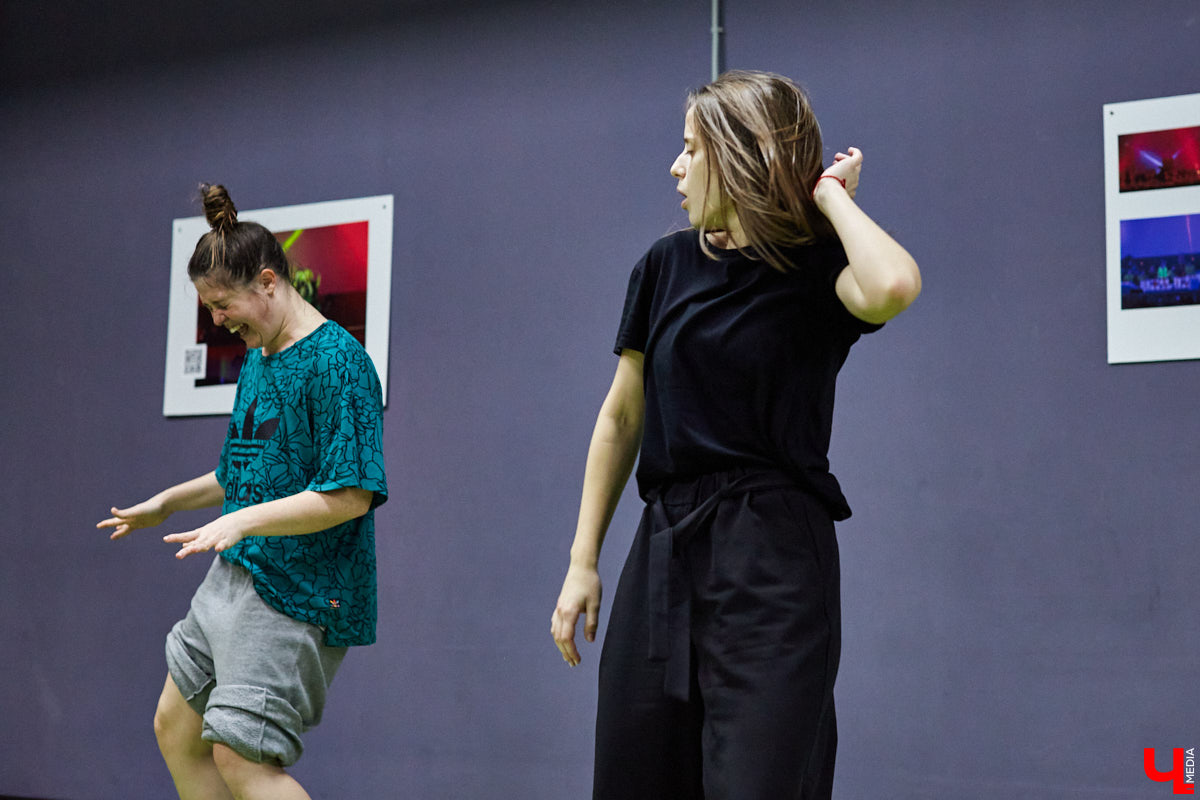 Во Владимир с мастер-классом приезжал Ярослав Францев — танцовщик из Москвы и автор методики Play Body Mind. Получилось ли через медитацию, тело и звук проработать невыраженные чувства?