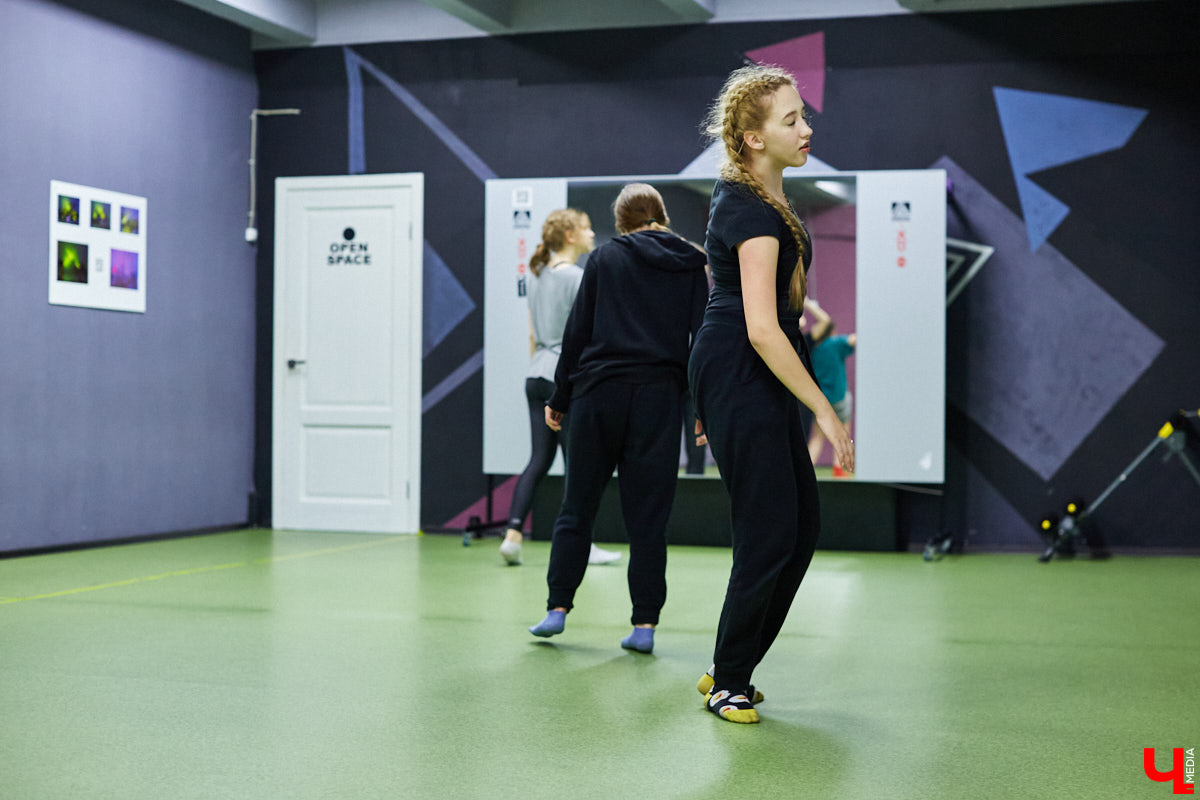 Во Владимир с мастер-классом приезжал Ярослав Францев — танцовщик из Москвы и автор методики Play Body Mind. Получилось ли через медитацию, тело и звук проработать невыраженные чувства?