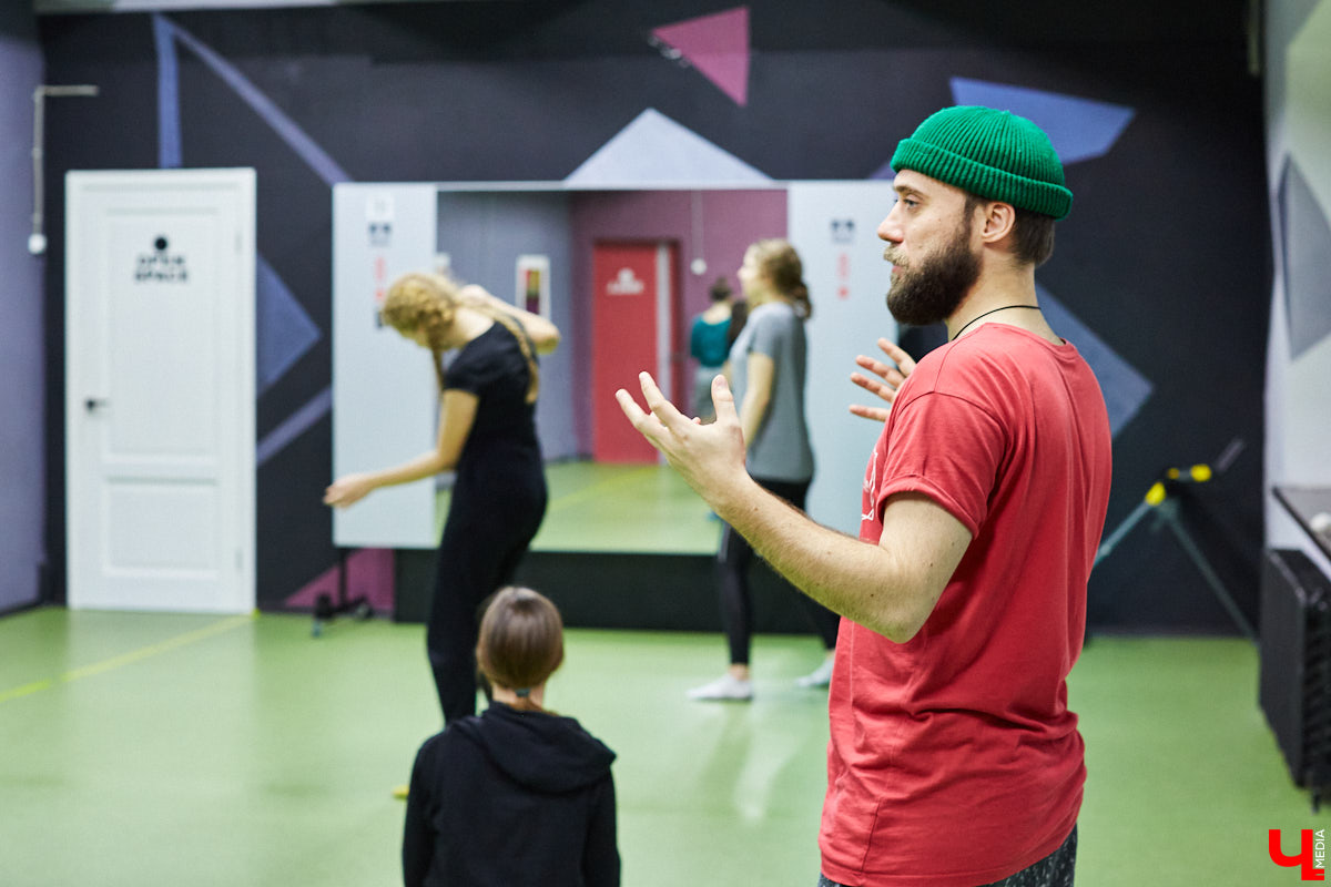 Во Владимир с мастер-классом приезжал Ярослав Францев — танцовщик из Москвы и автор методики Play Body Mind. Получилось ли через медитацию, тело и звук проработать невыраженные чувства?