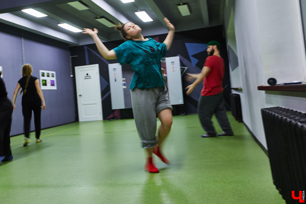 Во Владимир с мастер-классом приезжал Ярослав Францев — танцовщик из Москвы и автор методики Play Body Mind. Получилось ли через медитацию, тело и звук проработать невыраженные чувства?