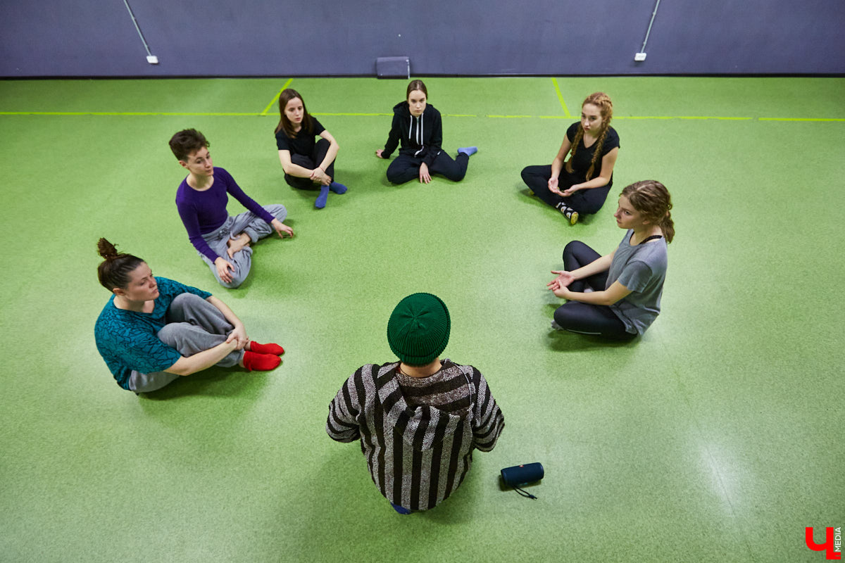 Во Владимир с мастер-классом приезжал Ярослав Францев — танцовщик из Москвы и автор методики Play Body Mind. Получилось ли через медитацию, тело и звук проработать невыраженные чувства?