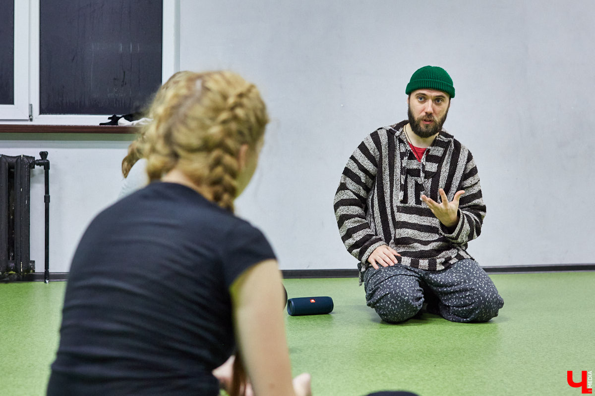 Во Владимир с мастер-классом приезжал Ярослав Францев — танцовщик из Москвы и автор методики Play Body Mind. Получилось ли через медитацию, тело и звук проработать невыраженные чувства?