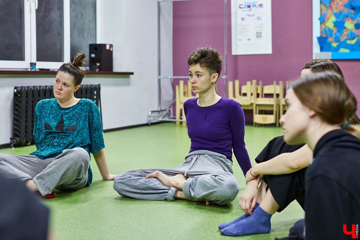 Во Владимир с мастер-классом приезжал Ярослав Францев — танцовщик из Москвы и автор методики Play Body Mind. Получилось ли через медитацию, тело и звук проработать невыраженные чувства?