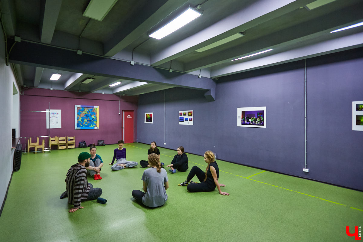 Во Владимир с мастер-классом приезжал Ярослав Францев — танцовщик из Москвы и автор методики Play Body Mind. Получилось ли через медитацию, тело и звук проработать невыраженные чувства?