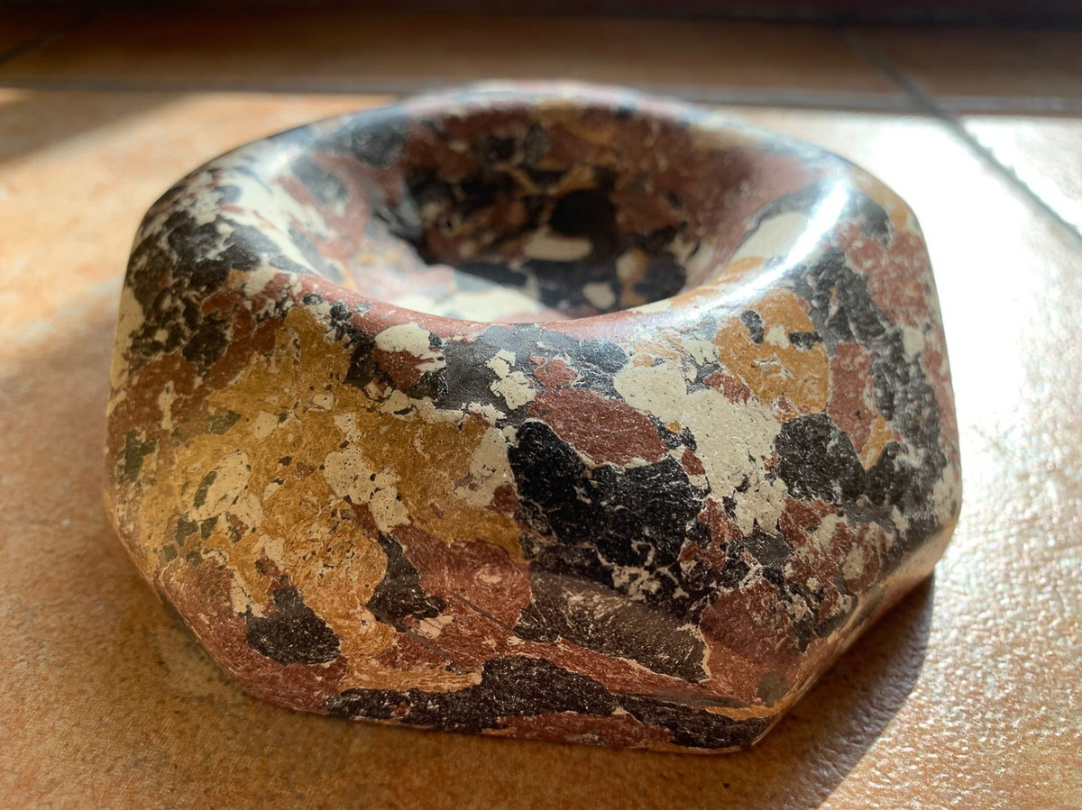 Небольшая мастерская во Владимире работает в технике скальолы. Проект «Странные камни» — о мечте изобрести малахит