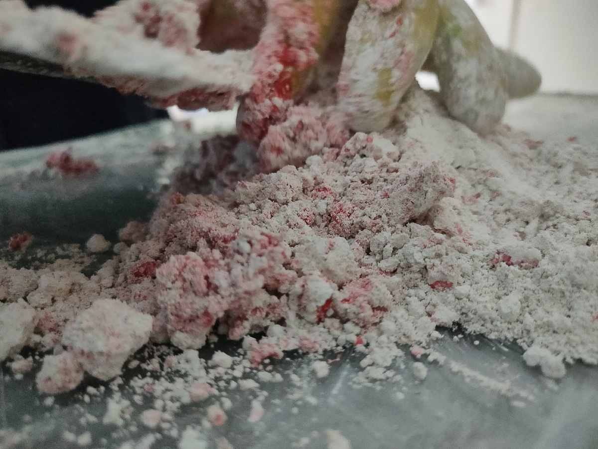 Небольшая мастерская во Владимире работает в технике скальолы. Проект «Странные камни» — о мечте изобрести малахит