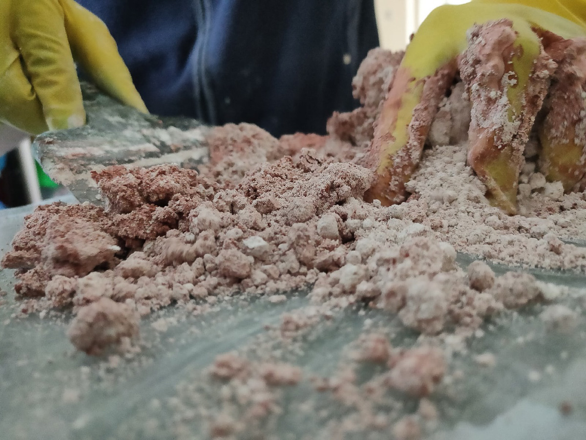 Небольшая мастерская во Владимире работает в технике скальолы. Проект «Странные камни» — о мечте изобрести малахит