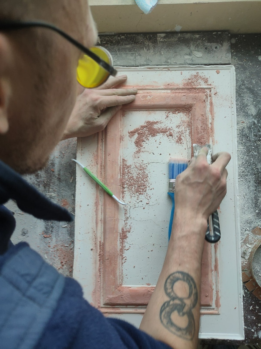 Небольшая мастерская во Владимире работает в технике скальолы. Проект «Странные камни» — о мечте изобрести малахит