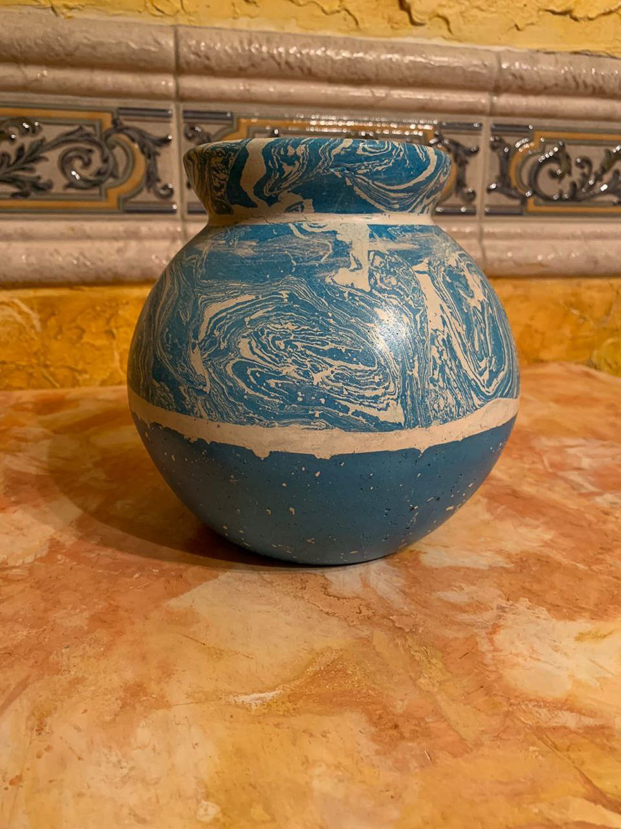 Небольшая мастерская во Владимире работает в технике скальолы. Проект «Странные камни» — о мечте изобрести малахит