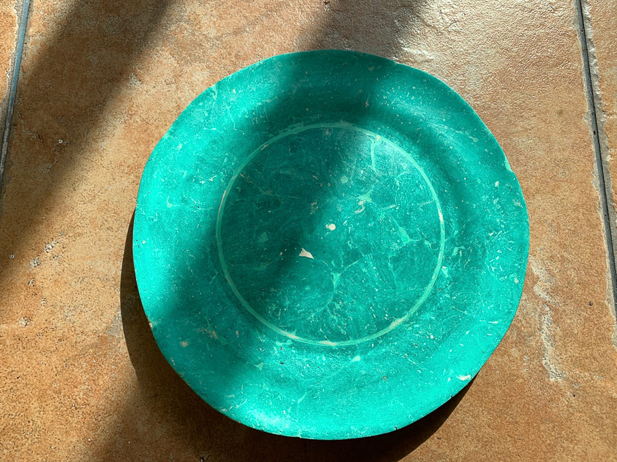 Небольшая мастерская во Владимире работает в технике скальолы. Проект «Странные камни» — о мечте изобрести малахит