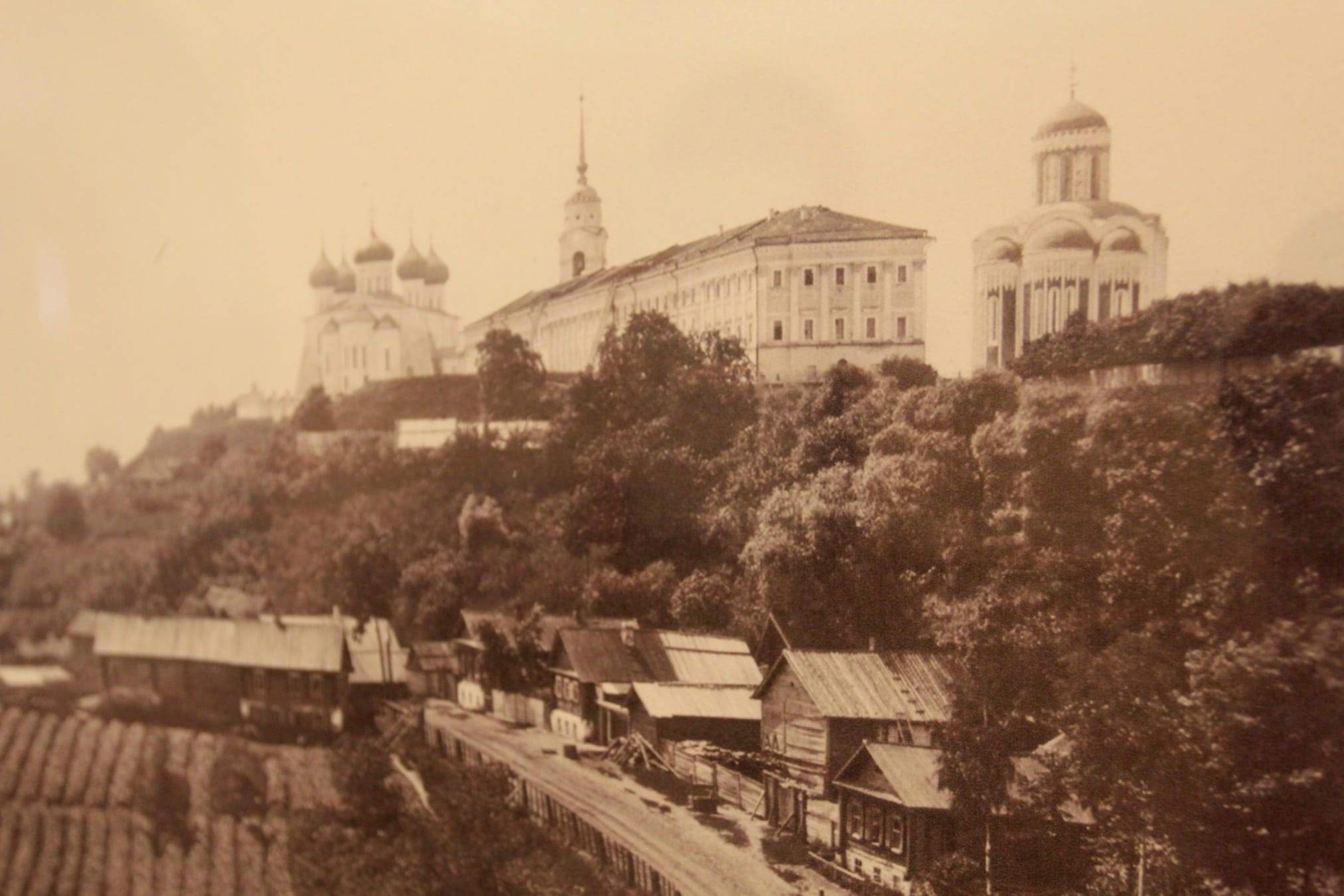 В 1927 году Подбульварную соединили с Подсоборной и присвоили новой длинной улице фамилию. Улица Урицкого располагается на «опасном» холме, близко к железной дороге и прямо под центральными соборами 12 века.