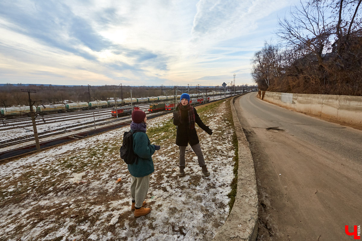 В 1927 году Подбульварную соединили с Подсоборной и присвоили новой длинной улице фамилию. Улица Урицкого располагается на «опасном» холме, близко к железной дороге и прямо под центральными соборами 12 века.