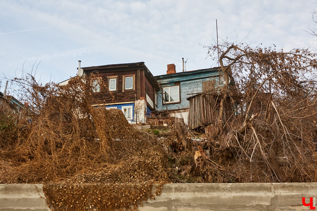 В 1927 году Подбульварную соединили с Подсоборной и присвоили новой длинной улице фамилию. Улица Урицкого располагается на «опасном» холме, близко к железной дороге и прямо под центральными соборами 12 века.