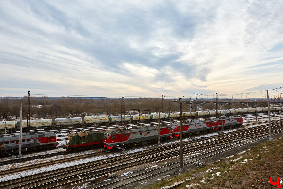 В 1927 году Подбульварную соединили с Подсоборной и присвоили новой длинной улице фамилию. Улица Урицкого располагается на «опасном» холме, близко к железной дороге и прямо под центральными соборами 12 века.