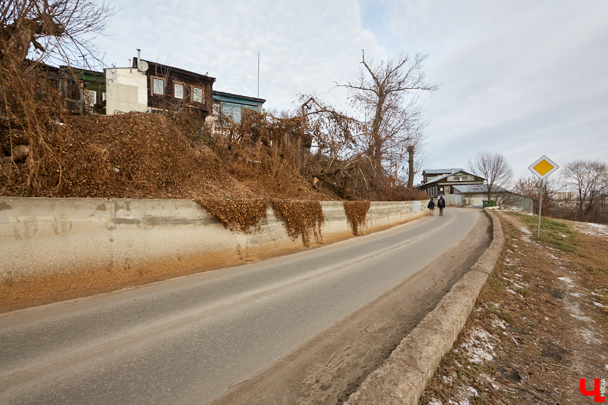 В 1927 году Подбульварную соединили с Подсоборной и присвоили новой длинной улице фамилию. Улица Урицкого располагается на «опасном» холме, близко к железной дороге и прямо под центральными соборами 12 века.