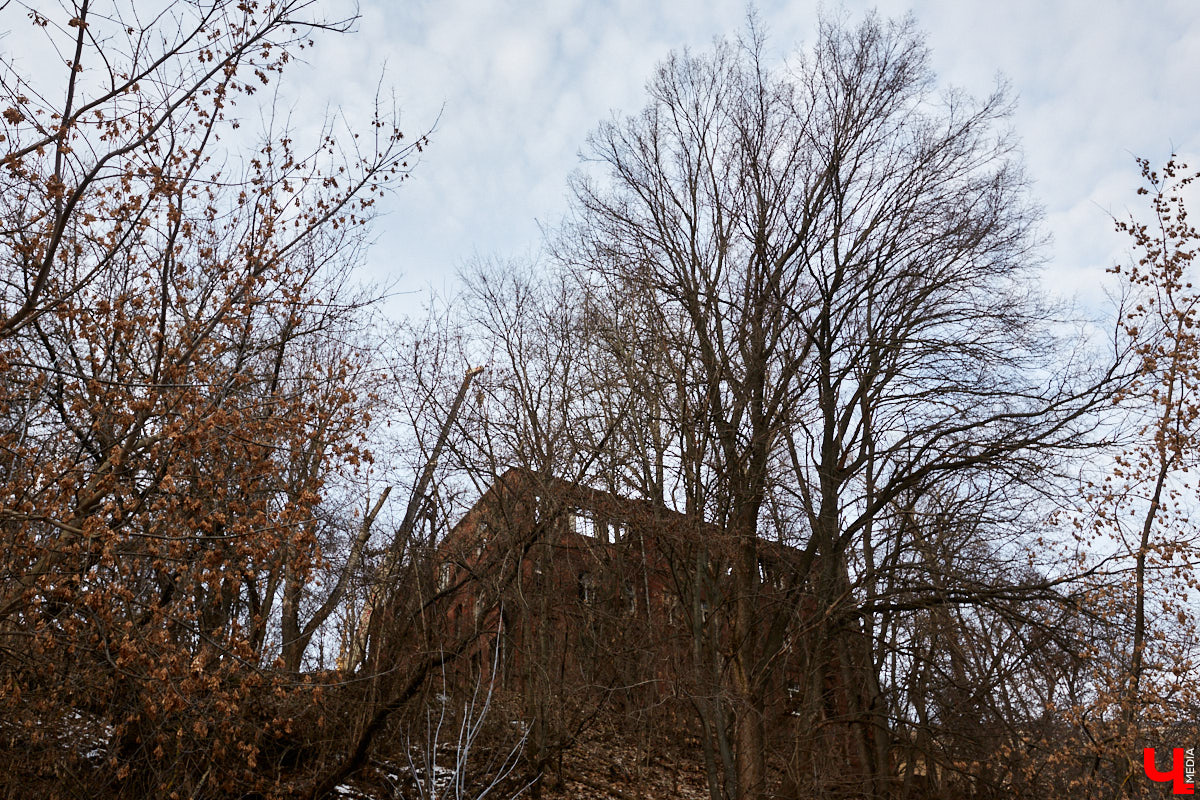 В 1927 году Подбульварную соединили с Подсоборной и присвоили новой длинной улице фамилию. Улица Урицкого располагается на «опасном» холме, близко к железной дороге и прямо под центральными соборами 12 века.