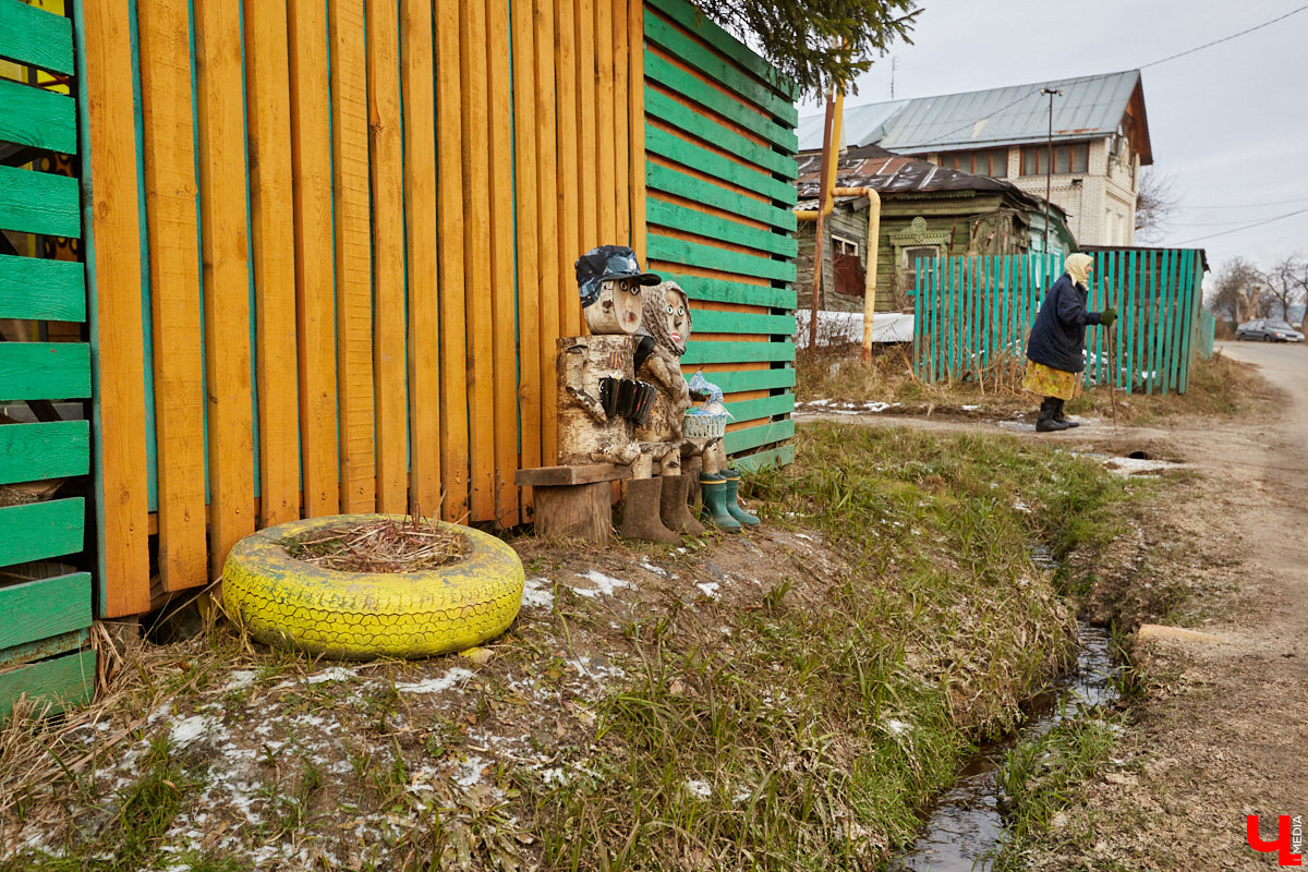 В 1927 году Подбульварную соединили с Подсоборной и присвоили новой длинной улице фамилию. Улица Урицкого располагается на «опасном» холме, близко к железной дороге и прямо под центральными соборами 12 века.