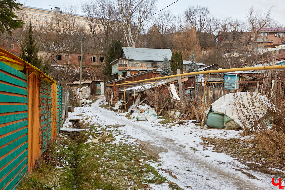 В 1927 году Подбульварную соединили с Подсоборной и присвоили новой длинной улице фамилию. Улица Урицкого располагается на «опасном» холме, близко к железной дороге и прямо под центральными соборами 12 века.
