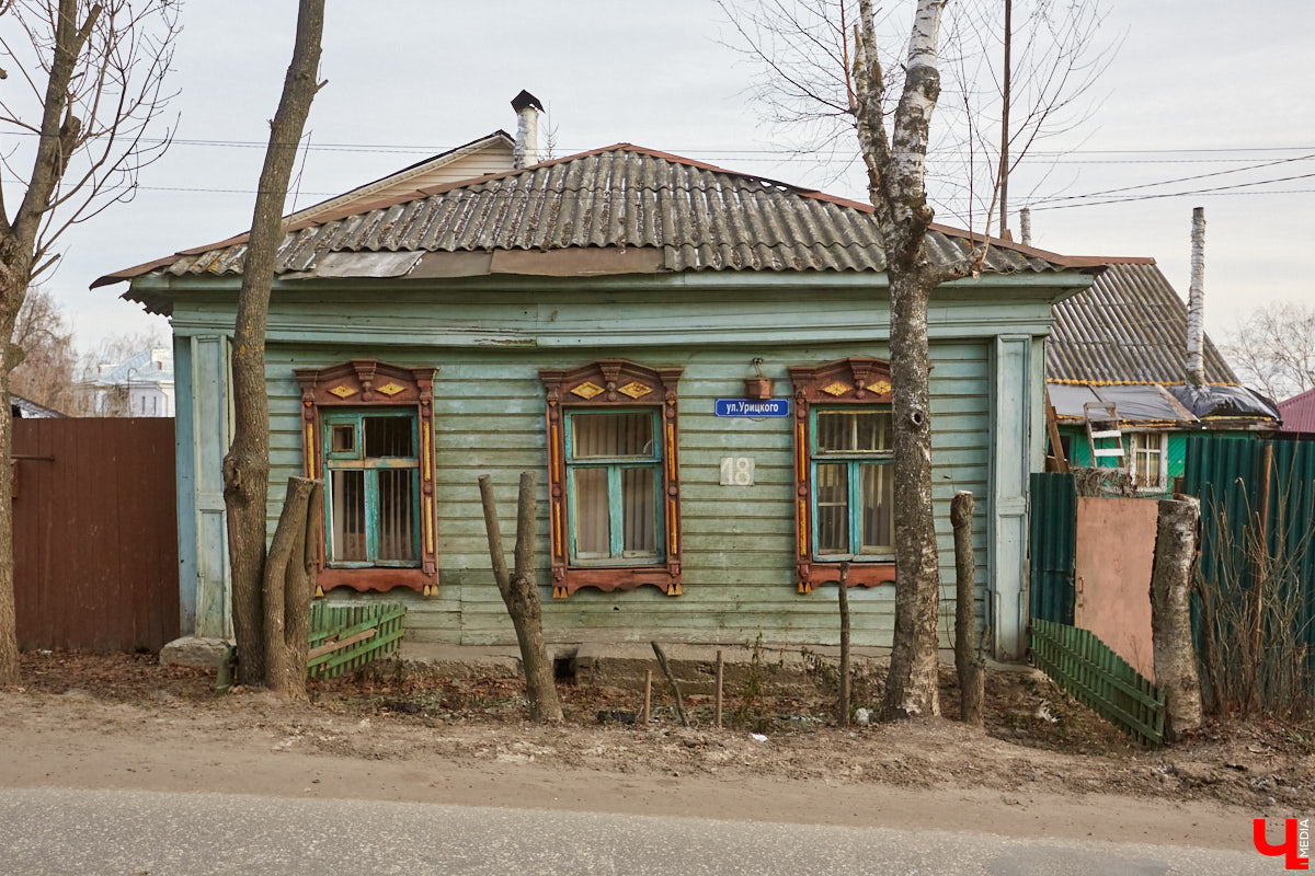 В 1927 году Подбульварную соединили с Подсоборной и присвоили новой длинной улице фамилию. Улица Урицкого располагается на «опасном» холме, близко к железной дороге и прямо под центральными соборами 12 века.