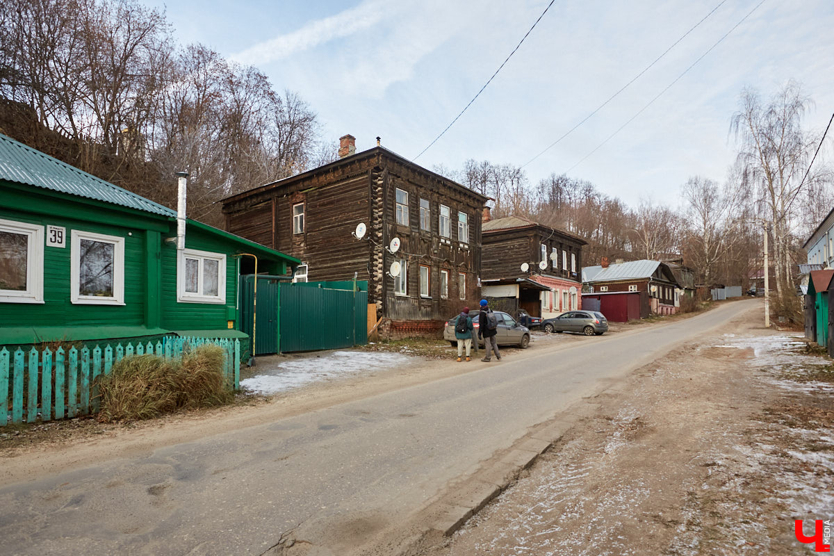 В 1927 году Подбульварную соединили с Подсоборной и присвоили новой длинной улице фамилию. Улица Урицкого располагается на «опасном» холме, близко к железной дороге и прямо под центральными соборами 12 века.