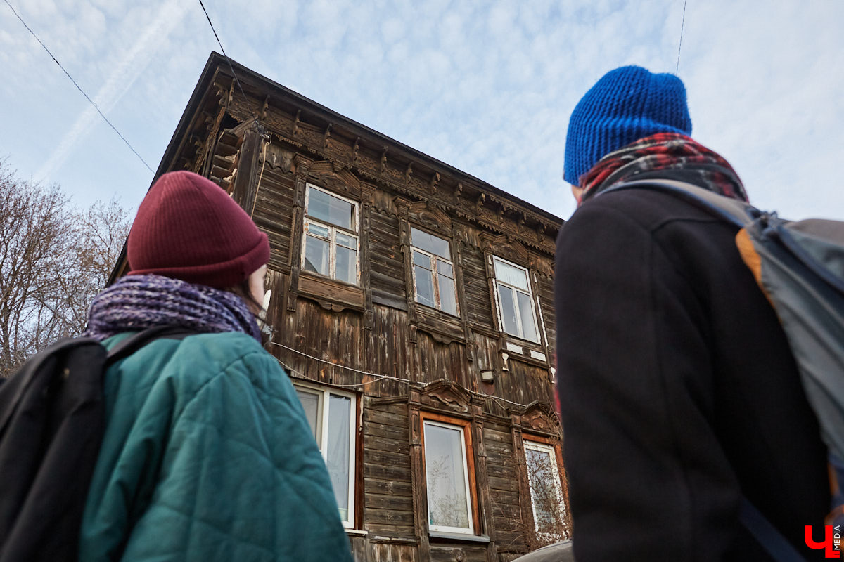 В 1927 году Подбульварную соединили с Подсоборной и присвоили новой длинной улице фамилию. Улица Урицкого располагается на «опасном» холме, близко к железной дороге и прямо под центральными соборами 12 века.