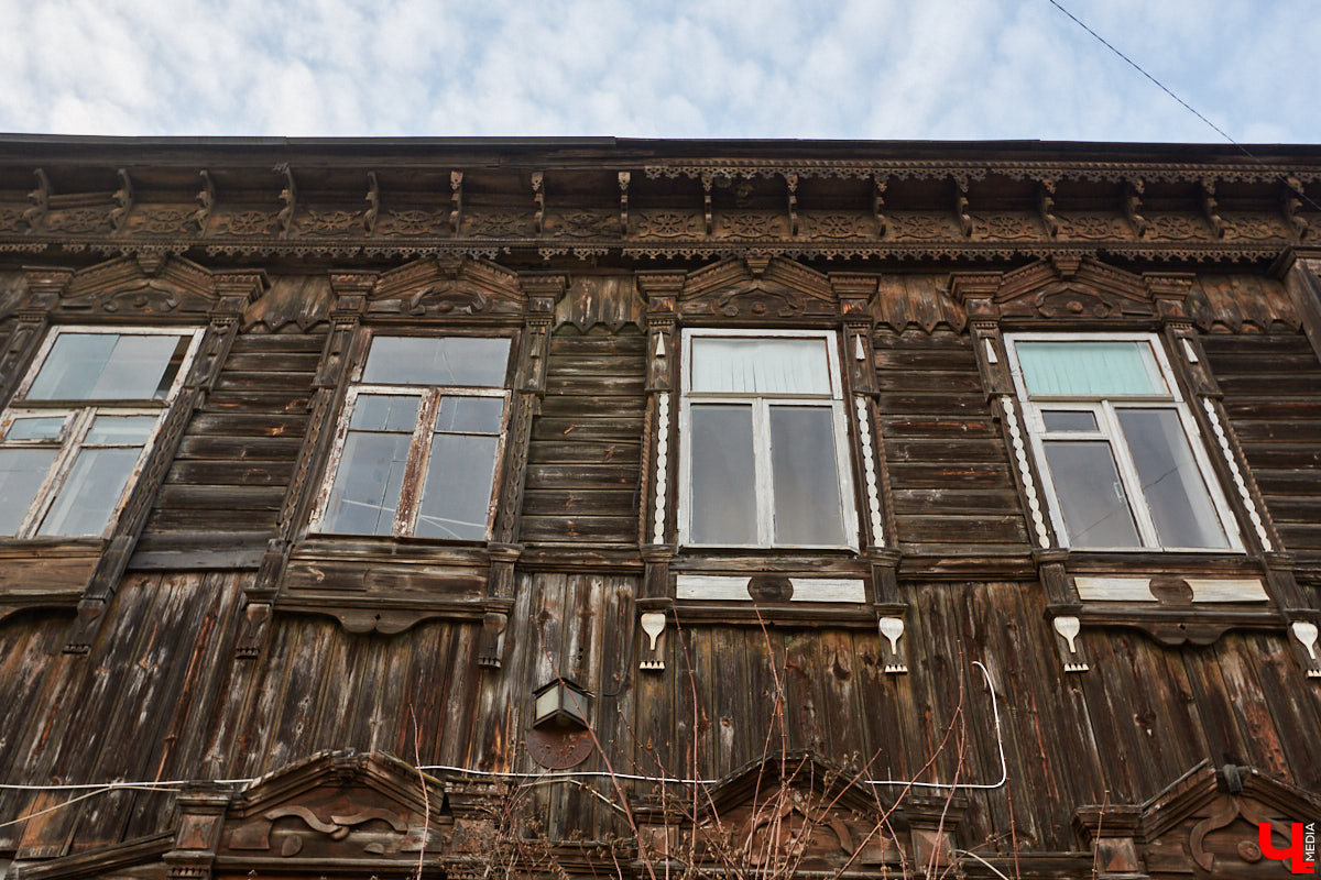 В 1927 году Подбульварную соединили с Подсоборной и присвоили новой длинной улице фамилию. Улица Урицкого располагается на «опасном» холме, близко к железной дороге и прямо под центральными соборами 12 века.