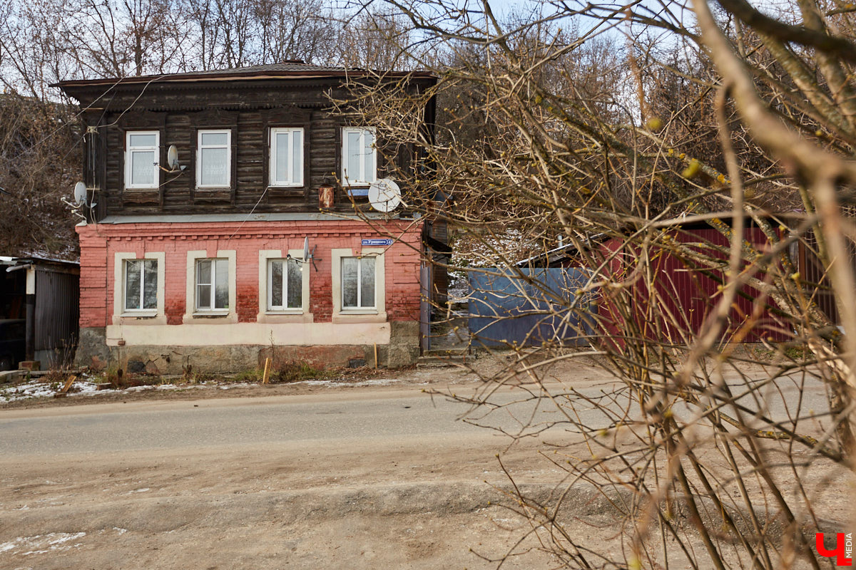 В 1927 году Подбульварную соединили с Подсоборной и присвоили новой длинной улице фамилию. Улица Урицкого располагается на «опасном» холме, близко к железной дороге и прямо под центральными соборами 12 века.