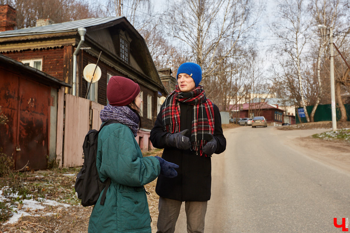 В 1927 году Подбульварную соединили с Подсоборной и присвоили новой длинной улице фамилию. Улица Урицкого располагается на «опасном» холме, близко к железной дороге и прямо под центральными соборами 12 века.