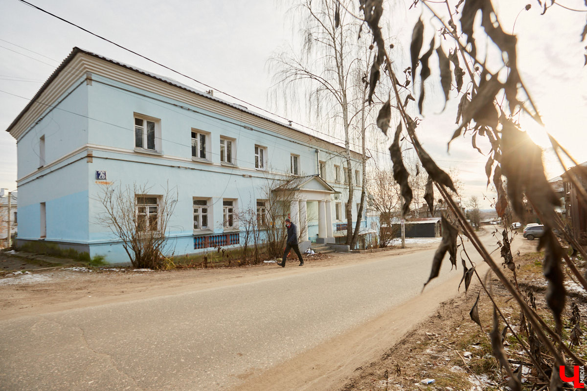 В 1927 году Подбульварную соединили с Подсоборной и присвоили новой длинной улице фамилию. Улица Урицкого располагается на «опасном» холме, близко к железной дороге и прямо под центральными соборами 12 века.